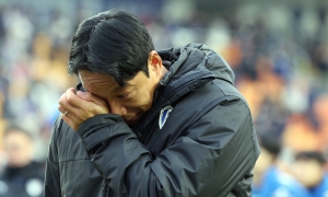 염기훈 수원삼성 감독대행이 2일 오후 경기도 수원시 팔달구 수원월드컵경기장에서 열린 2023 하나원큐 K리그1 38라운드 수원삼성과 강원FC의 경기에서 0대0으로 비기며 2부리그 강등이 확정된 뒤 서포터즈 앞에서 눈물을 훔치고 있다.   

K리그1 최하위인 12위는 자동 강등으로 수원 삼성과 마지막까지 강등 경쟁을 펼친 강원FC와 수원FC는 각각 10위, 11위를 마크하면서 승강 플레이오프(PO)로 향했다.

한편 최종 11위는 K리그2 2위인 부산 아이파크와, 10위는 경남FC-김포FC 승자와 홈 앤드 어웨이로 진행되는 승강 플레이오프(PO)를 치른다. 2023.12.2/뉴스1