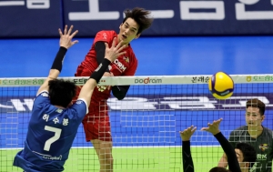 한국전력 임성진이 21일 경기 수원체육관에서 열린 남자프로배구 2023-2024 도드람 V리그 현대건설과 현대캐피탈의 경기에서 스파이크를 하고 있다. (한국전력 배구단 제공) 2023.11.21/뉴스1