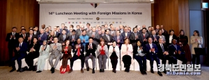 이철우 도지사는 주한외국공관장 초청간담회에 73개국 80여 명 주한외국공관 대사 등이 참석했다.