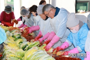 예천군 ‘자비나눔 김장나누기 행사’가 지난 3일 예천읍 동본리 예천불교회관 앞에서 열렸다.