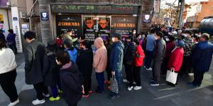 21일 오후 경북 포항시 북구 육거리에 있는 포항지진 범시민지진대책본부 사무실 앞에 정신적 위자료 추가 소송을 위해 찾아온 시민들이 줄을 서서 기다리고 있다. 뉴스1