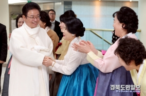 이철우 경북도지사가 경북 여성 신년교례회에서 여성지도자들과 인사를 나누고 있다