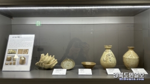 시청 문화예술과 사무실 내 미리보는 영천시립박물관에 전시된 2호 기증자 정희붕씨 기증유물