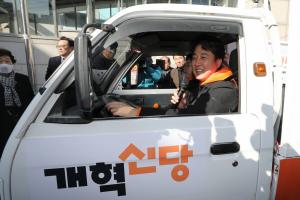 이준석 개혁신당 대표와 양향자 한국의희망 대표가 28일 오후 서울 마포구 망원시장을 찾아 소형 트럭 '라보'를 타고 골목길을 돌며 정책 홍보를 하고 있다. 뉴스1