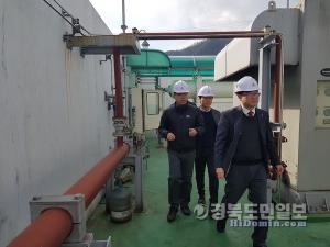 박희준 한국가스안전공사 경북동부지사장이 경주 서라벌도시가스 CNG 충전소 안전점검을 하고 있다.