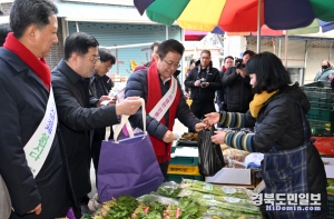 이철우 경북도지사는 7일 구미시 새마을중앙시장 을 방문해 전통시장 장보기를 했다.