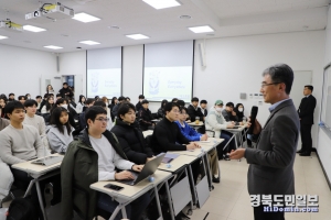 김병훈 에코프로머티리얼즈 대표가 5일 경북대학교에서 열린 2024 에코프로 채용설명회에 특강을 하고 있다.