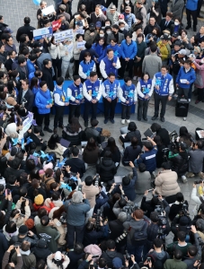 이재명 더불어민주당 대표를 비롯한 대전 지역 국회의원 후보들이 14일 대전 중구 으능정이 거리에서 시민들에게 지지를 호소하고 있다.