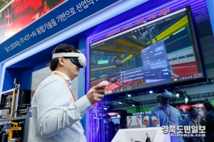 27일 서울에서 열린 아시아 대표 스마트공장·자동화산업전을 찾은 관람객이 포스코 DX 부스에서 디지털 트윈 기반 가상 공장 VR을 체험하고 있다. 뉴스1