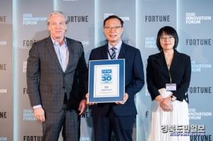 포스코퓨처엠이 27일 포춘 이노베이션 포럼에서 ‘2024 FORTUNE Asia Future 30’을 수상했다. 왼쪽부터 클레이 챈들러 포춘아시아 편집장, 선주현 포스코아시아 법인장, 팡루안 보스턴컨설팅그룹 홍콩 대표 파트너.