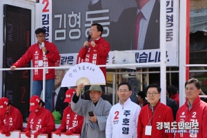 김형동 후보가 7일 총선 본투표를 앞둔 마지막 주말을 맞아 총력 유세를 펼치고 있다.