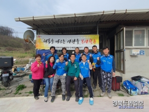 경북도청 공무원 봉사동아리 ‘행복을 바르는 사람들’이 지난 6일 드림스타트 대상 아동 가정(감천면)에 도배와 장판 교체 등의 봉사활동을 펼쳤다.