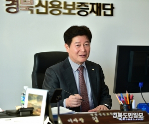 집무실의 김세환 이사장