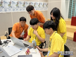 2023 전국 청소년 AI 창의 경진대회에 참여한 학생들이 포스코DX AI 엔지니어들로부터 멘토링을 받고 있다