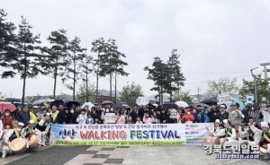 구미 선산읍 ‘제2회 문화&건강 일석이조 걷기 행사’ 후 참가자들이 기념촬영을 하고 있다.