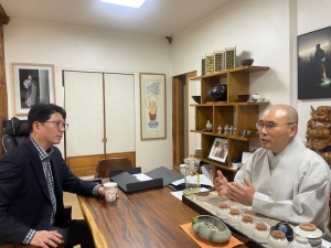 보경사 탄원 주지스님과 경북도민일보 모용복 편집국장이 천왕문 보물지정에 대한 이야기를 나누고 있다.