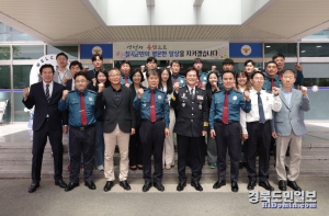 김철문 경북경찰청장은 25일 칠곡경찰서를 방문해 유공자들을 표창하고 직원들과 간담회를 가졌다.