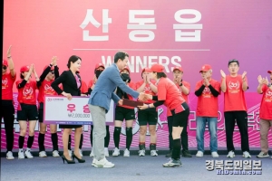 산동읍 선수들이 김장호 구미시장으로부터 우승상장과 상금을 받고 있다.