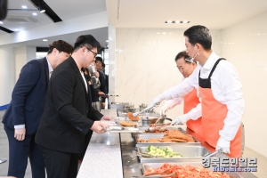 김장호 구미시장이 학생들에게 직접 배식봉사를 하고 있다.