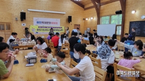예천군 아이누리 장난감도서관은 27일 50여 명의 미취학아동을 둔 가족과 함께 예천의 주요 명소를 방문해 체험활동을 펼쳤다.
