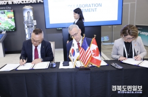 황주호 한수원 사장(왼쪽 첫번째)이 미국 애틀란타에서 캐나다 ARC, NB Power과 SMR 관련 3자 협약서에 서명하고 있다. 사진=한수원 제공
