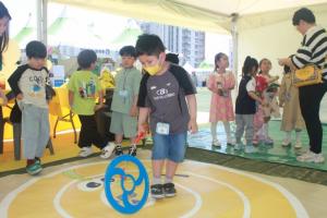 2024 차전장군노국공주 축제 첫째날 어린이들이 굴렁쇠 체험을 하고 있다.