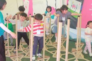 2024 차전장군노국공주 축제 첫째날 어린이들이 게게지 체험을 하고있다.