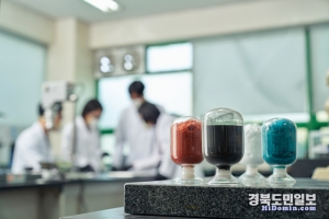 양극재 원료 및 제품(왼쪽부터 코발트, 양극재, 리튬, 니켈)과 포스코퓨처엠 연구원들의 모습.