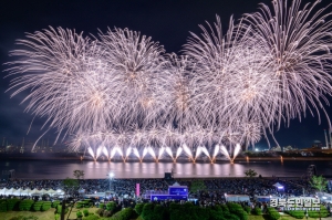 지난해 포항국제불빛축제 불꽃쇼가 열리고 있는 모습.