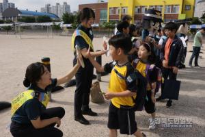 경주 용황초등학교 명예경찰소년단이 학교폭력 예방을 위한 홍보 활동을 펼쳤다.