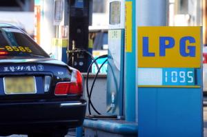 액화석유가스(LPG) 가격이 상승하면서 8일 포항시 한 충전소 가격안내판에 부탄 판매가격이 ℓ당 1095원을 나타내고 있다. /임성일기자 lsi@hidomin.com