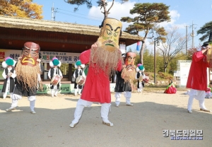 예천군은지역의 대표 무형문화유산인 ‘예천청단놀음’ 공연을 펼치고 있다.