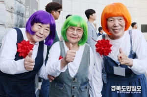 김인재(90·사진 가운데) 할머니가‘제7회 왜관읍민 노래자랑대회’에 출전해 인기상을 받았다