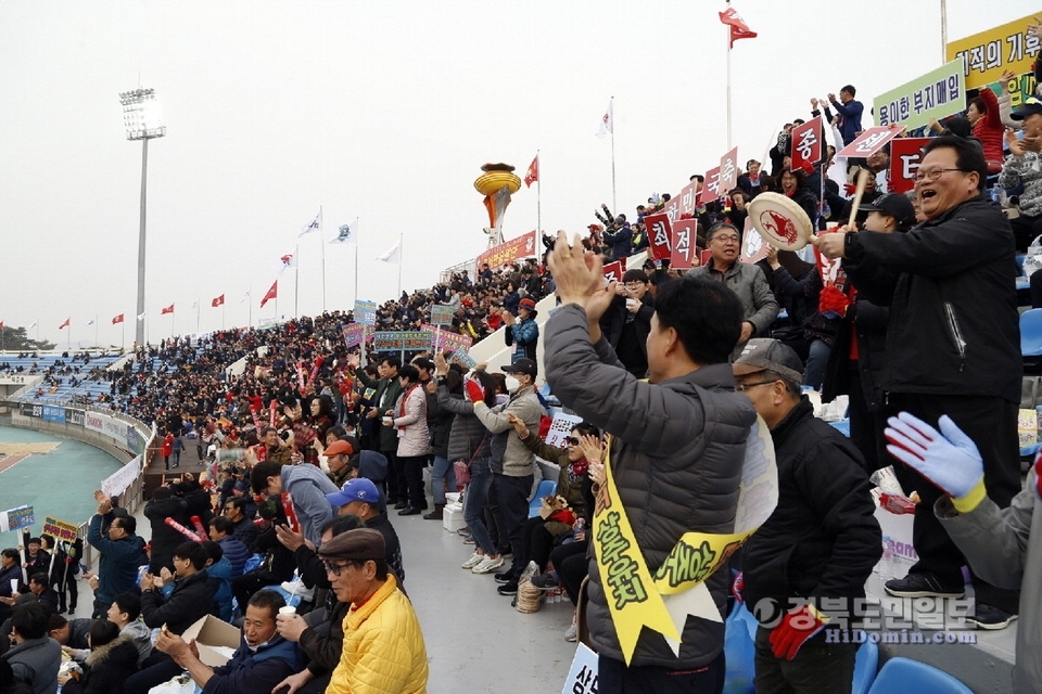 프로축구 상주상무와 강원FC의 홈 개막전을 찾은 일부 관중들이 축구종합센터 상주 유치 염원 피켓을 들고 축구를 관람하고 있다.