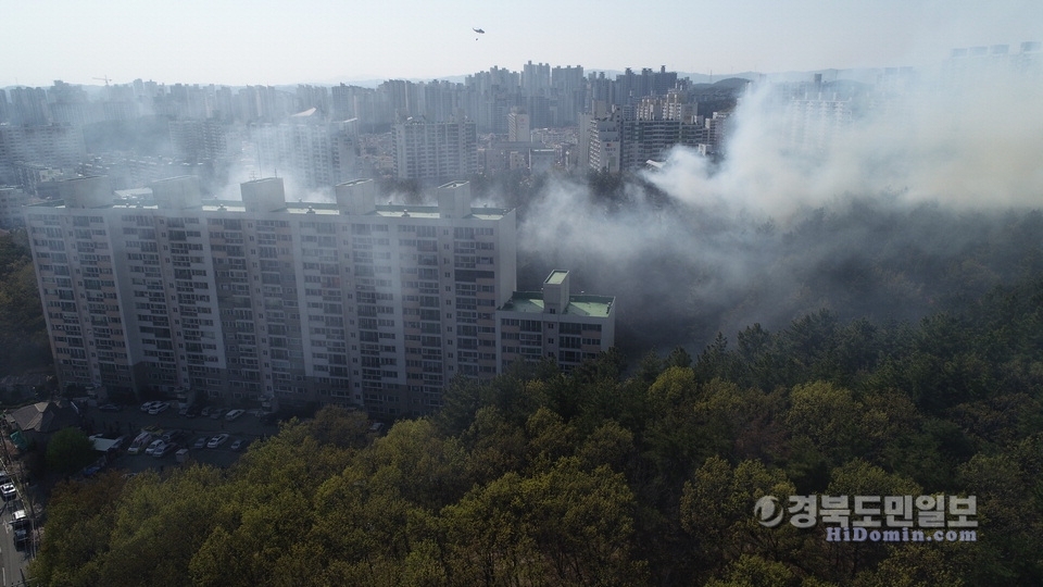 지난 3일 밤 포항시 남구 대송면 운제산에서 난 산불이 진화된 후 4일 오후 2시 33분께 북구 두호동 야산에서도 산불이 발생했다. 불이 나자 포항시는 산불 확산이 우려된다며 포항시민들에게 대피 문자를 발송했고 인근 아파트의 놀란 시민들은 급히 안전한 곳으로 대피하기도 했다. 유재영기자 드론 촬영