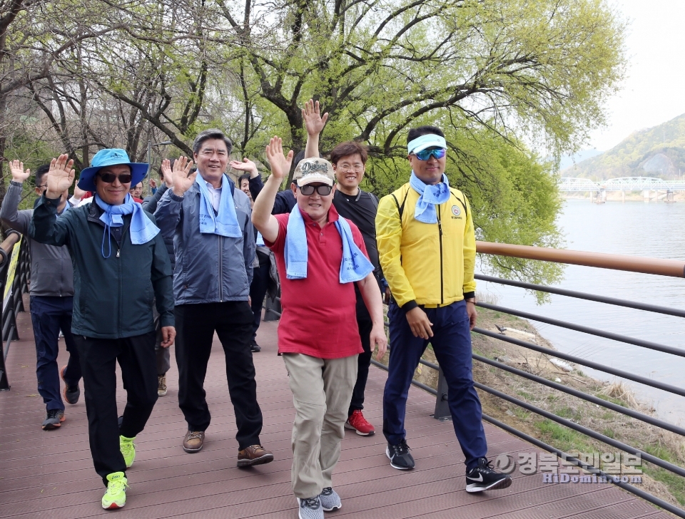 제26회 칠곡군민 건강걷기대회에서 참가자들이 밝은 표정으로 걷고 있다.