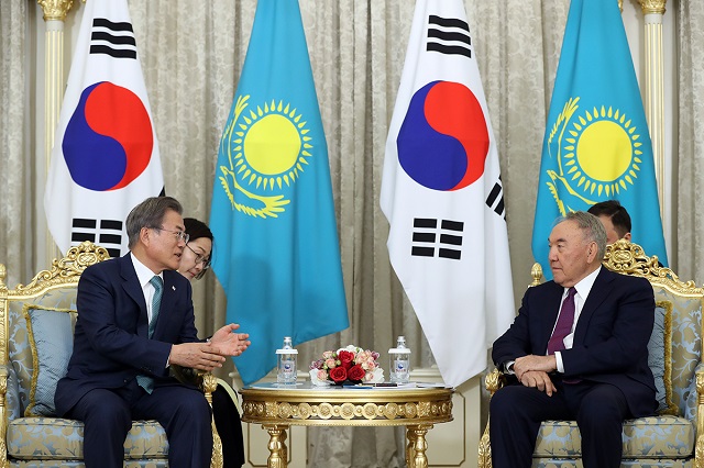 카자흐스탄을 국빈 방문한 문재인 대통령이 22일(현지시간) 나자르바예프 전 대통령과 면담 모습. 사진=청와대제공
