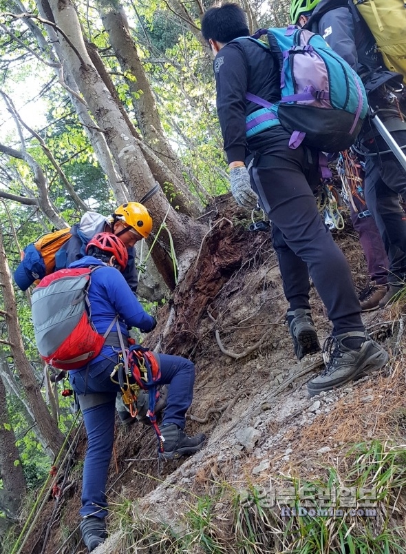 울릉산악구조대원들이 산악 인명구조훈련을 통해 산악전문강사 보수교육을 이수하고 있다.
