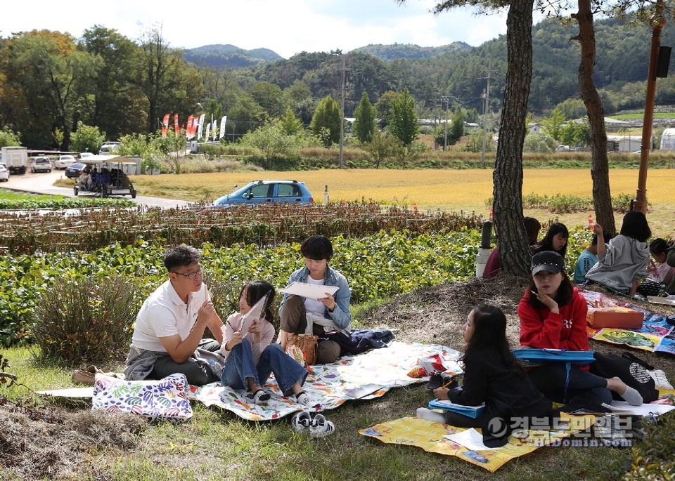 지난해 진행된 조지훈 예술제에서 가족단위 나들이객들이 백일장에 참가, 글을 쓰고 있다.