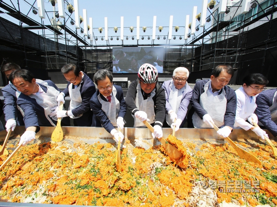 오도창 군수를 비롯 내빈들이 1219인분 산나물 비빔밥을 만들고 있다.