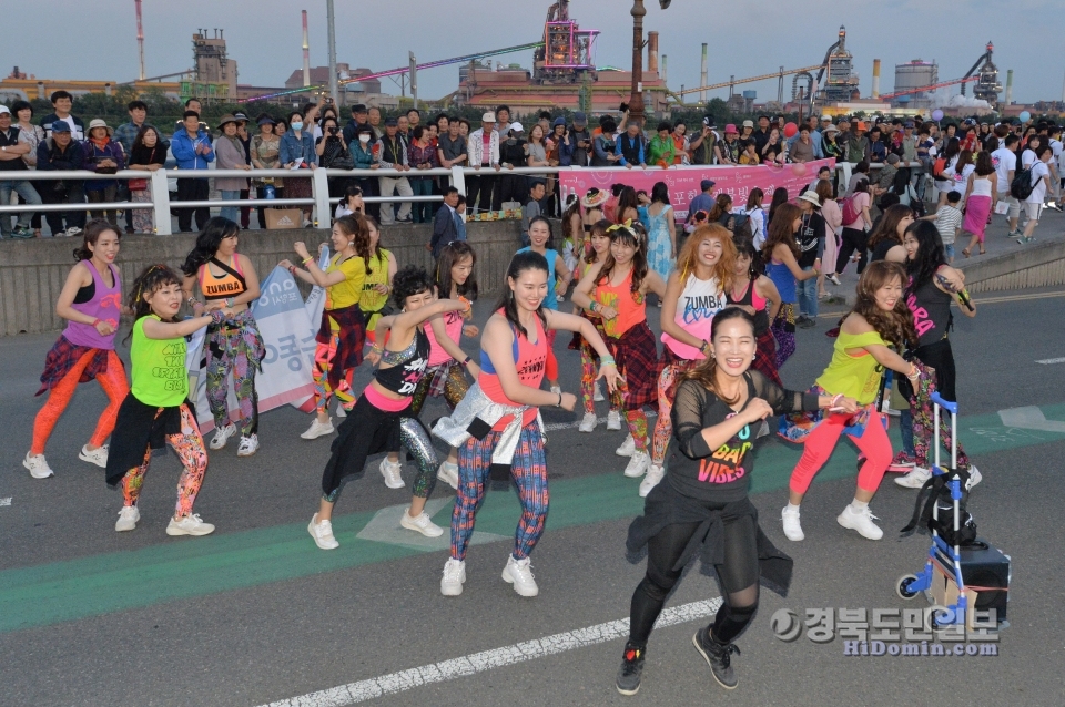 지난달 31일 오후 남구 송도동 포항운하길에서 시작된 2019포항국제불빛축제 거리퍼레이드서 참가자들이 신명나는 춤을 추고 있다.