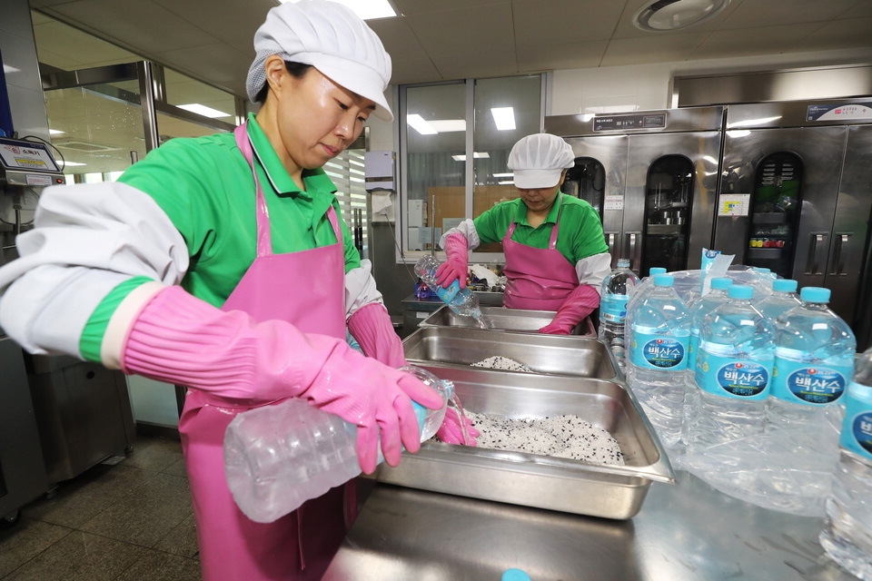 17일 오전 인천 서구 가정동의 한 초등학교 식당에서 근로자들이 생수를 이용해 밥을 짓고 있다. 인천은 지난 5월 30일부터 수돗물에 적수가 발생해 17일 기준 총 151개 학교가 급식 피해를 입었다. 뉴스1