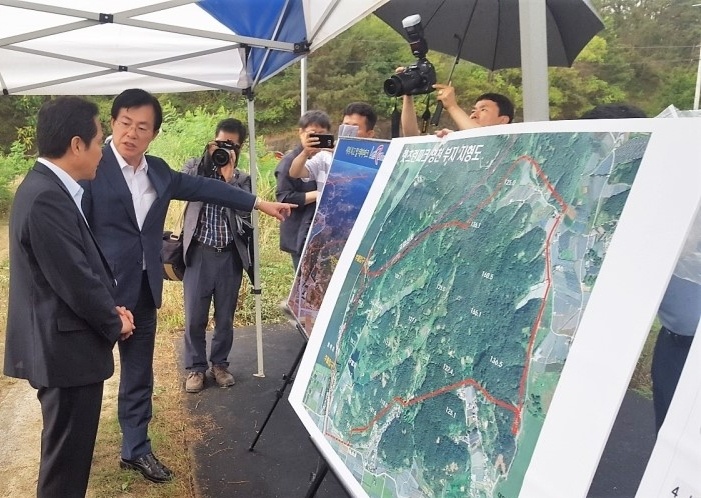 이만희 의원이 영천 경마공원 사업 현장설명회를 갖고 있다.
