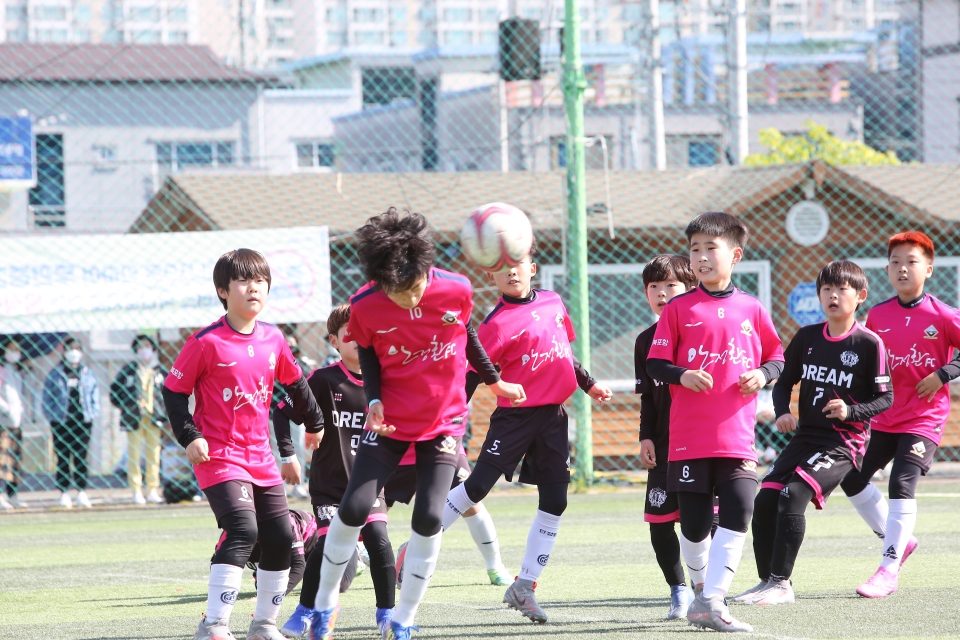 긴장되는 순간 문전 혼전중에 헤딩으로 볼을 걷어내며 위기를 모면하는 안정환FC 수비선수.