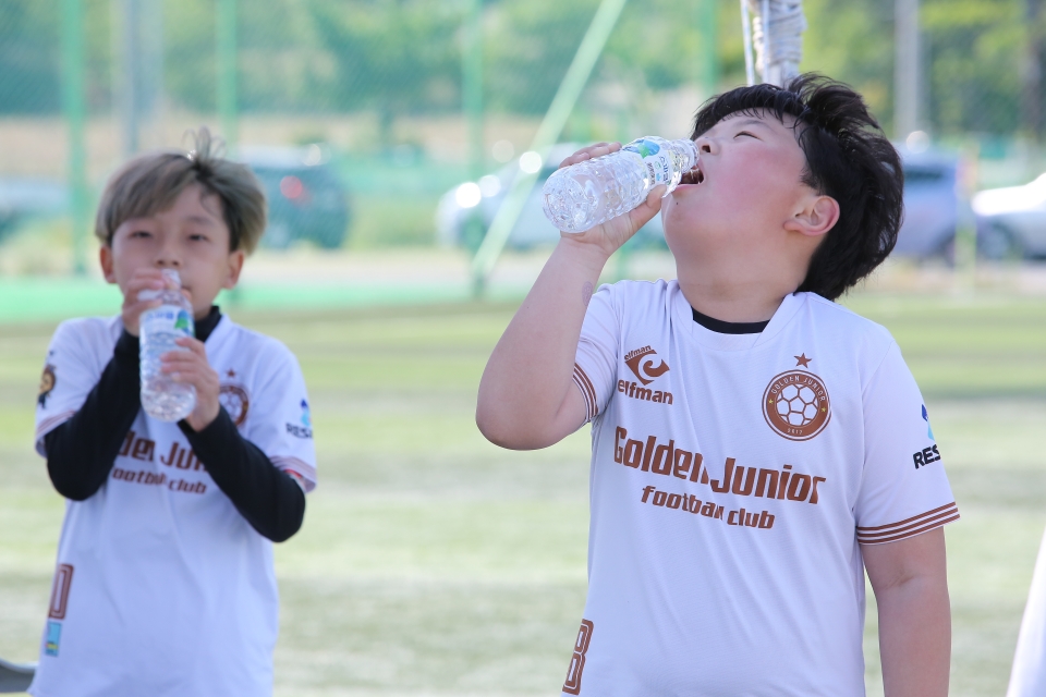 시원한 물 한모금 아! 속탄다. 휴식시간의 물 한모금은 꿀 맛.