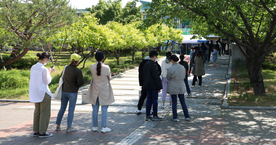 3일 오전 경북 경산시보건소 선별진료소 앞에서 시민들이 줄지어 코로나19 진단검사를 기다리고 있다. 최근 경산지역 코로나19 확진자 발생과 관련 밀접접촉자 등 자가격리 해제를 앞두고 하루 평균 1000여 명이 이곳을 찾고 있어 보건소 근무자의 피로가 누적되고 있다. 뉴스1