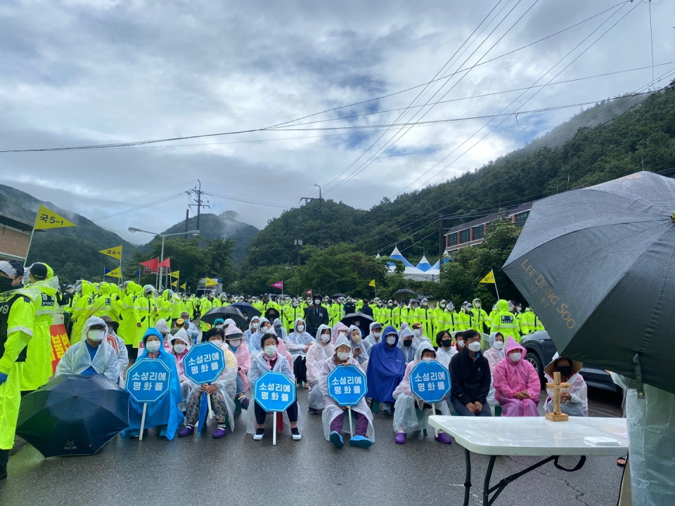 6일 경북 성주 사드 기지 인근의 소성리 주민 등이 연좌농성을 벌이며 국방부 측과 경찰에 항의하고 있다. 사진=사드철회소성리종합상황실 제공