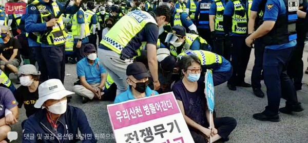 29일 경북 성주군 소성리에서 사드기지 내 물자 등의 반입을 저지하는 주민 등을 경찰이 강제해산하고 있다. (사드철회소성리종합상황실 페이스북 라이브방송 갈무리)