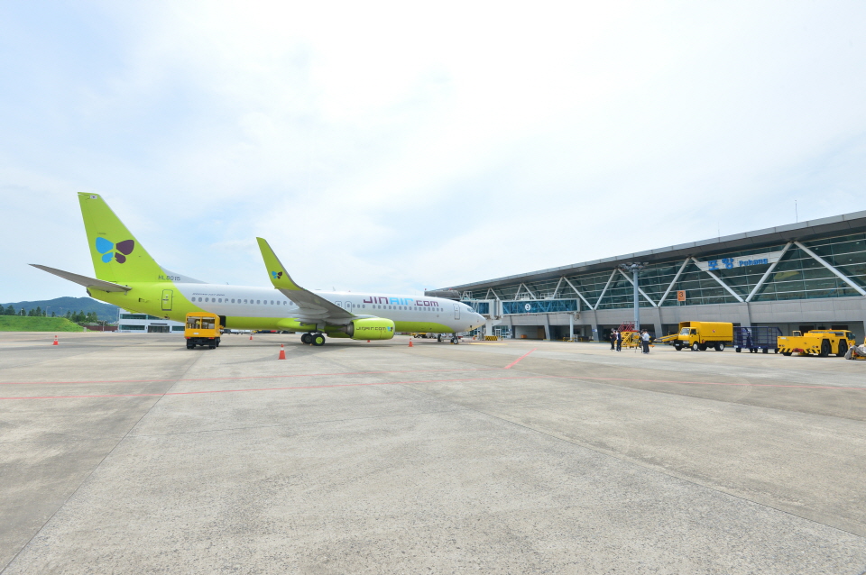 대한항공 자매회사인 진에어 B737-800(189석) 제주행 항공기가 31일 오전 경북 포항시 남구 포항공항에서 이륙 준비를 하고 있다. 뉴스1