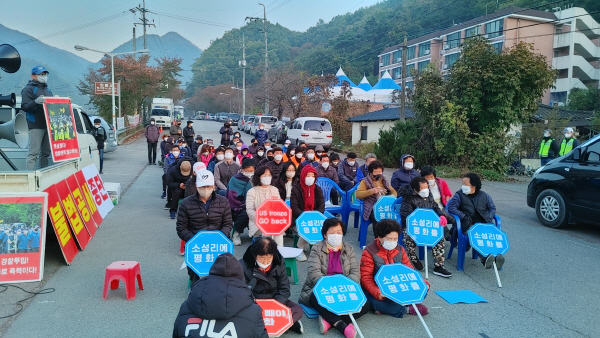 26일 오전 경북 성주군 소성리 마을회관 인근에서 주민과 시민단체 회원 등이 사드기지 내 물자 반입을 반대하며 연좌농성을 벌이고 있다. 사진=사드철회소성리종합상황실 제공